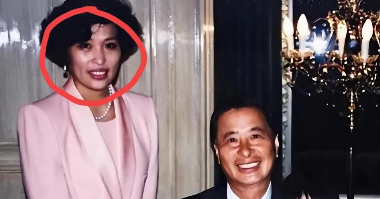 这张老照片我去查了一下
李兆基旁边这个女人
竟然是

他的前妻、香港小姐