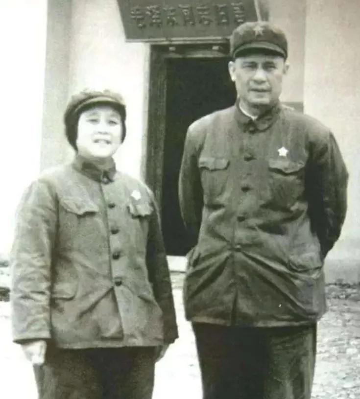 少将父亲送六个儿女上战场，老大接到三弟阵亡电报时，手里的红蓝铅笔正在标冲锋路线