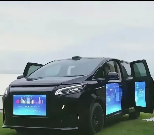 贾跃亭的新车真丑哭了。
这几个巨大的屏幕是用来放PPT的么，还是打广告用的？
里