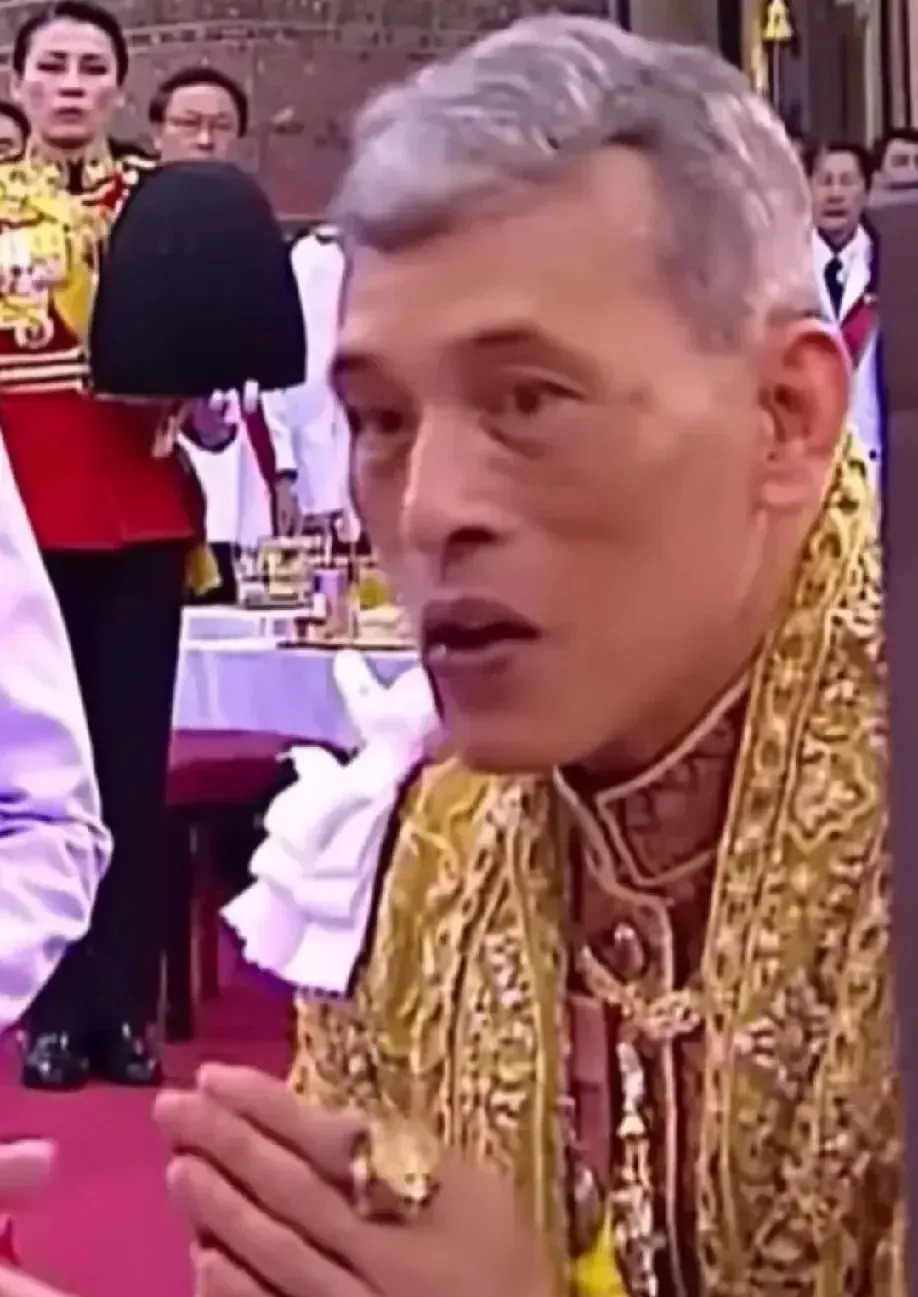 泰王表面呆滞实则深藏心机











泰王看起来木讷寡言，很多人以为他