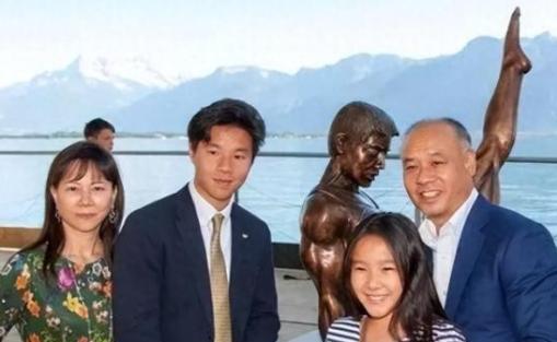 1993年，体操王子李宁娶了师姐陈永妍，婚后6年一直都没有孩子，陈永妍埋怨：“都