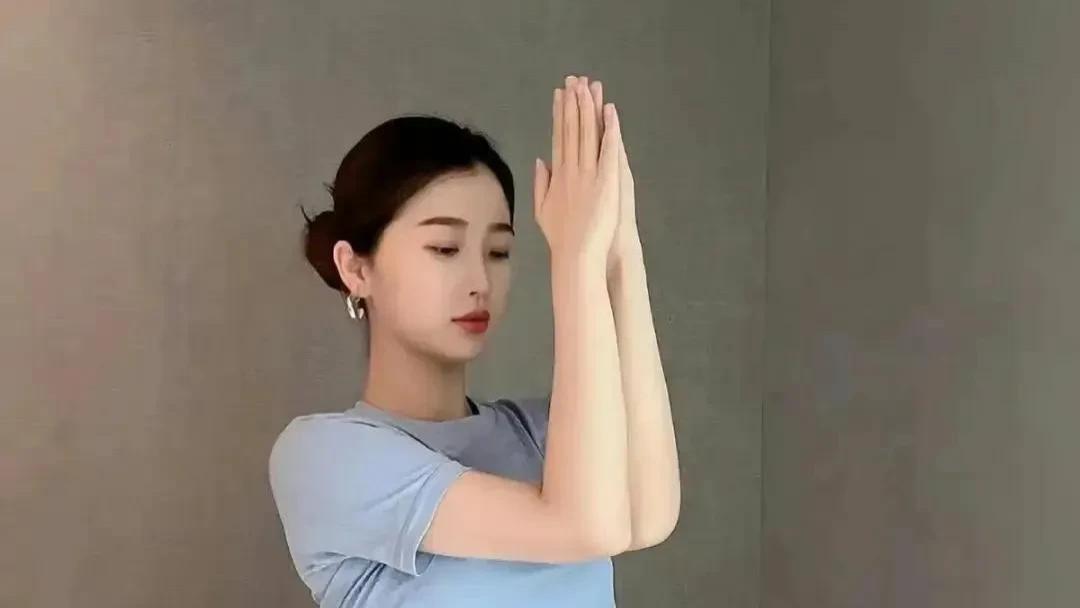 虞书欣穿瑜伽裤，圆润柔软，白嫩甜美爱健身好迷人