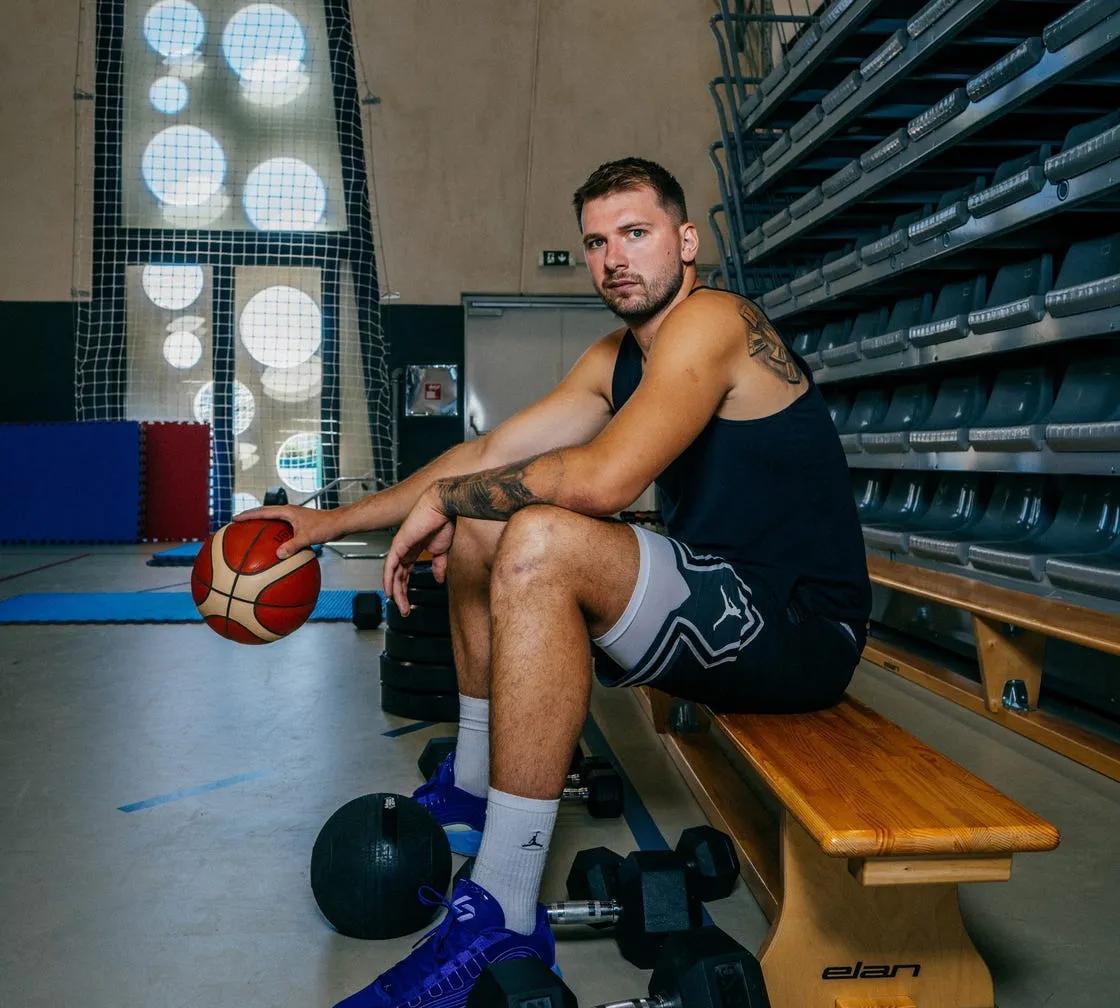 除了星期天，东契奇每天进行两次训练，包括大量的力量训练、身体灵活性训练和球场训练