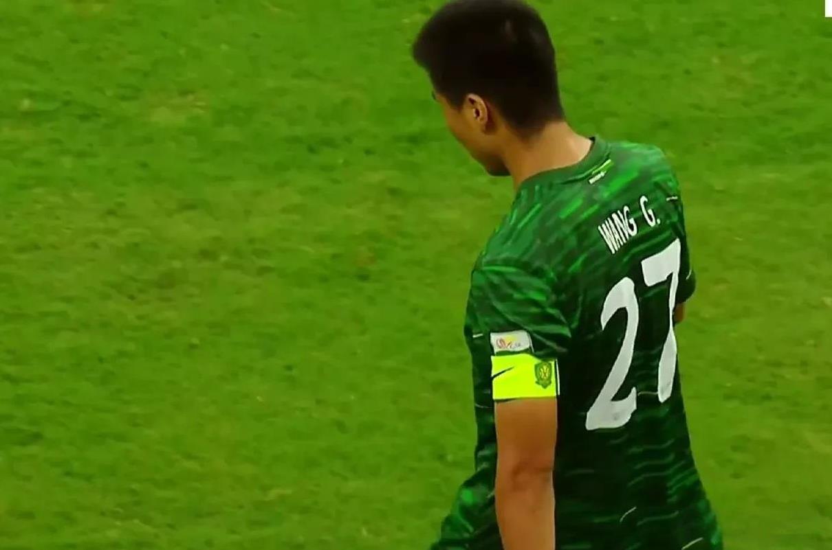 北京国安1-0战胜青岛西海岸，荣登中超积分榜首位置，确实令国安球迷高兴，但本场比