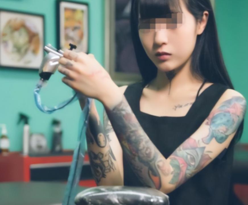 [兔子]“纹身的一律开除！”2021年，湖南一15岁女学生，入学后被老师发现胳膊