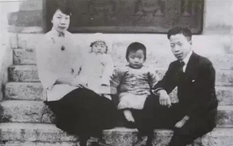1918年，张默君把28岁的留学生竺可桢堵在家里，让他娶自己的妹妹张侠魂。竺可桢