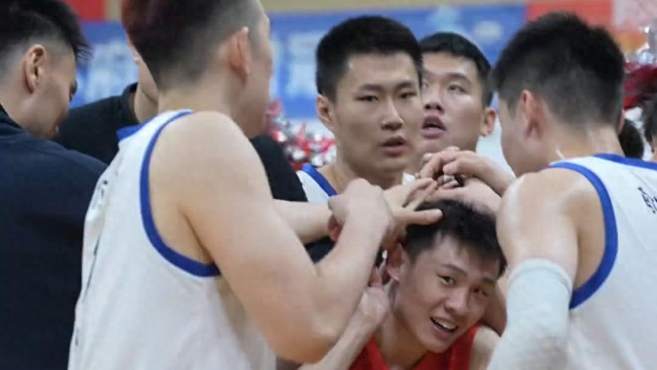 辽宁全队按住王岚嵚的头喊加油！