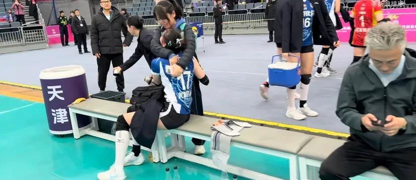 上海女排获胜后，很多队员一下子都不见了踪影，还想拍她们激动的哭的场景。结果只有仲