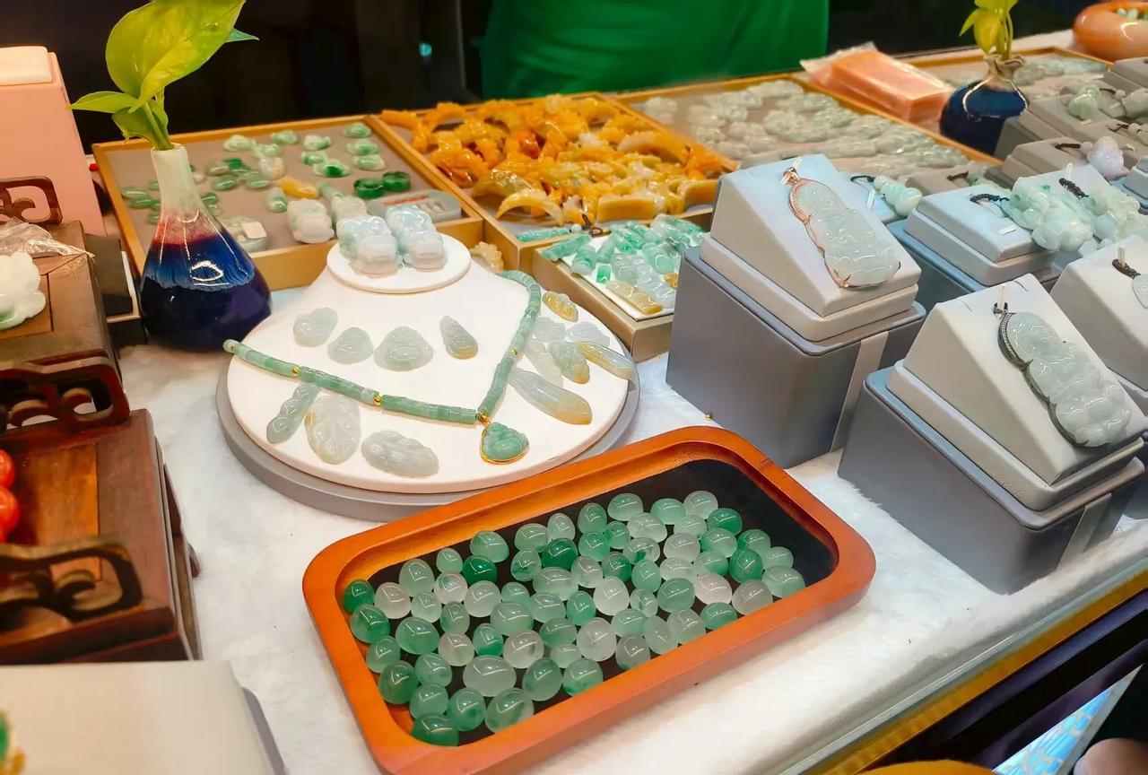 摆摊卖了80块钱，但过后又心甘情愿地给别人66块。
昨天中午友女打电话给我，说晚