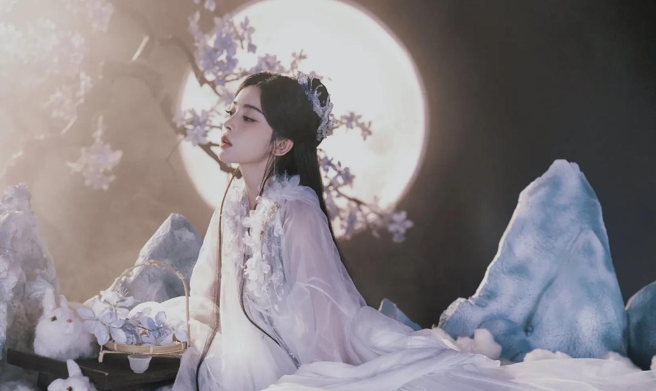 古力娜扎 嫦娥姐姐
#明星# #女明星# #古力娜扎# #娜扎# #娜扎秀场造型