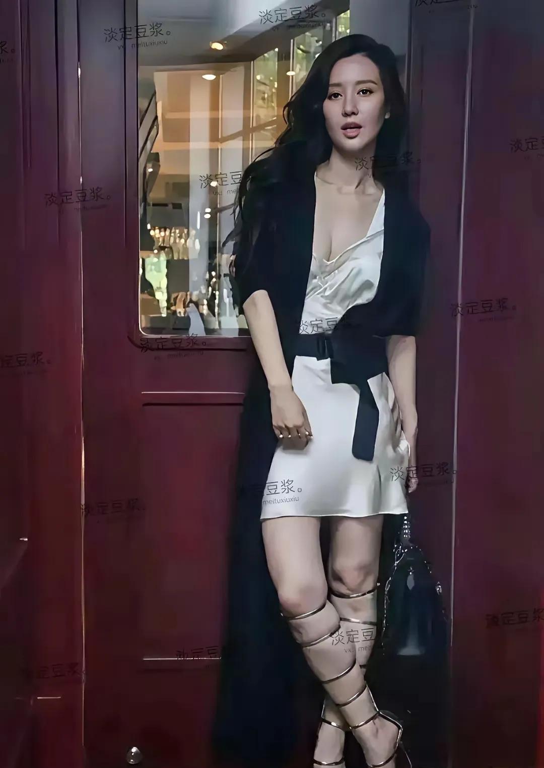 确实，她每一次的穿着都很暴露，每一次，都给人有一种故作风情的感觉，其实给人感觉不