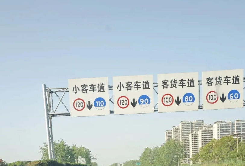 对比安徽的高速公路，湖北真的落后了。
目前湖北的高速公路，大多为双向四车道，就连