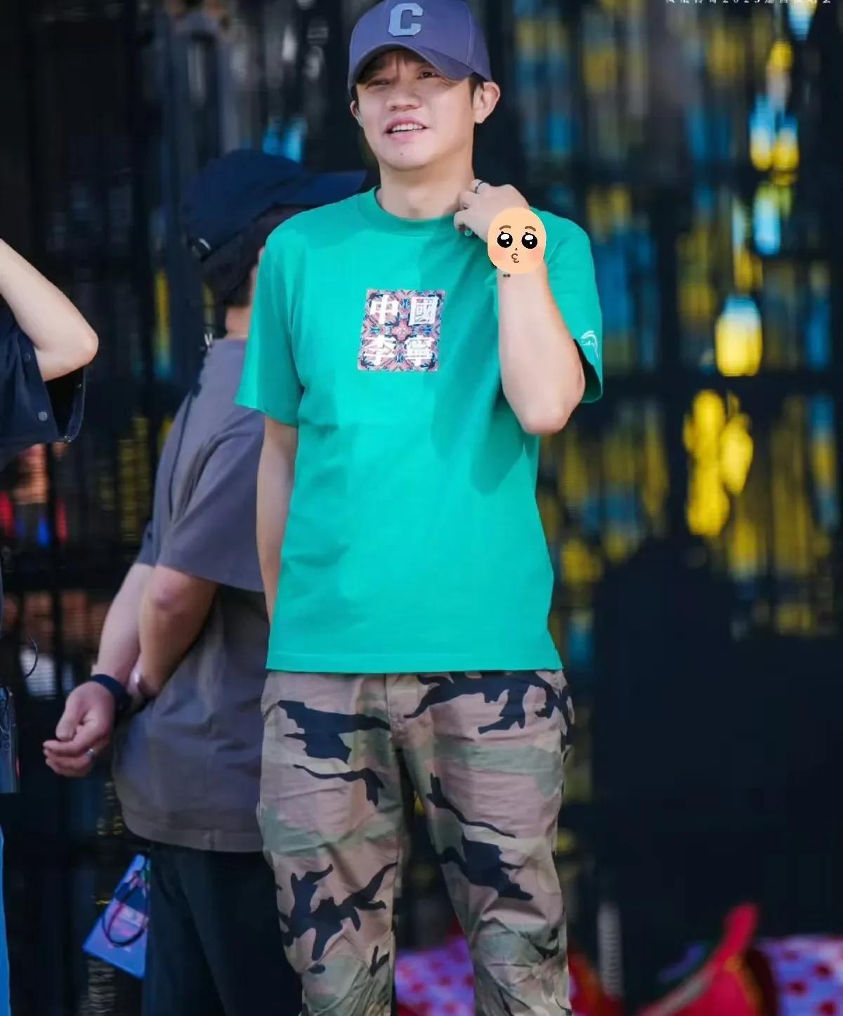 家人们谁懂啊！
这些年见证了多少青春组合的
“塌房”时刻？
水木年华散了，我咬咬