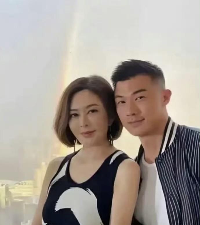 62岁的关之琳又找了个小男友，还是个27岁的模特！这两人年龄差足足35岁呢！算下