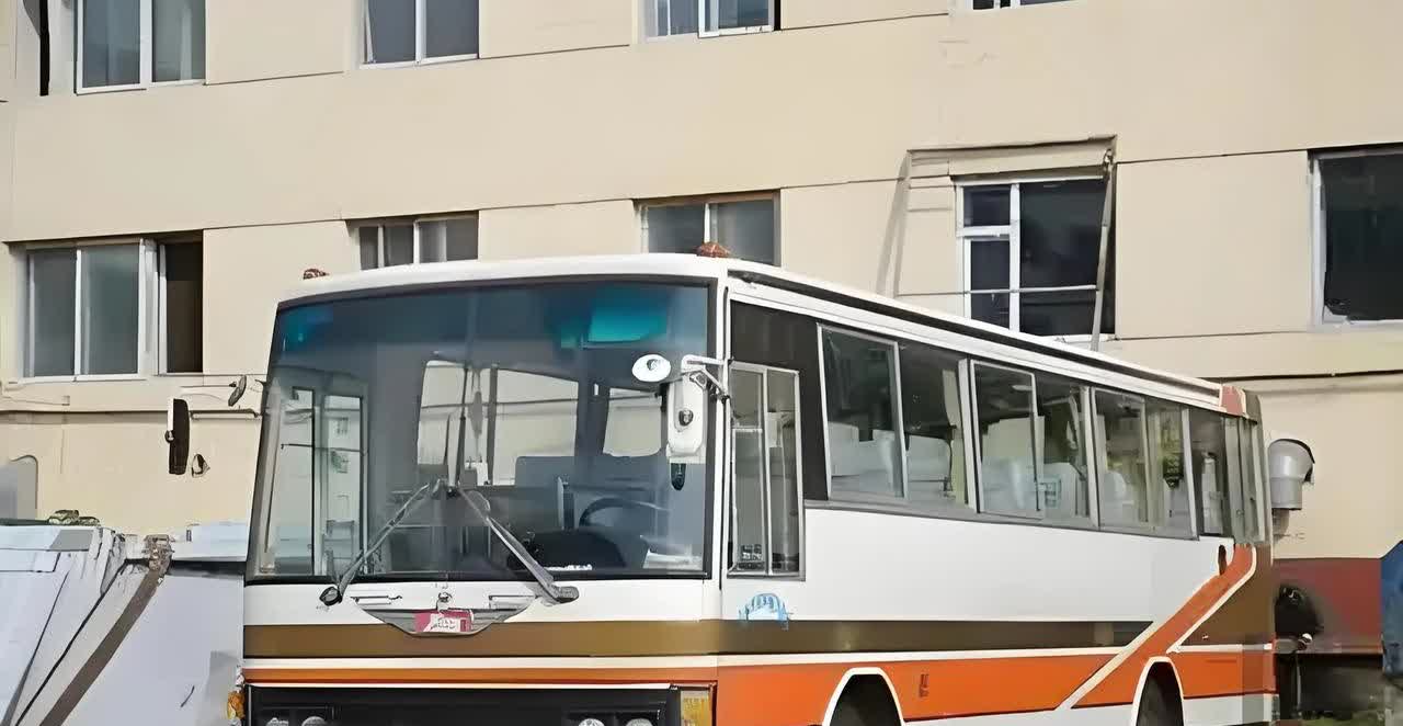以你的肉眼来判断，能否知道哪台是贴了日野标志的大客车吗？

在90年代公路上
