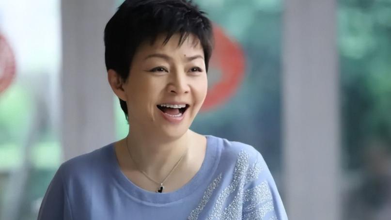 苦尽甘来！宋丹丹赵玉吉十指相扣逛商场，十年“冷暴力”终成过去