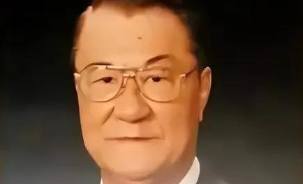 1992年，阎锡山的小儿子回到山西忻州，在老宅门口老泪纵横。然而就在他抬脚准备回