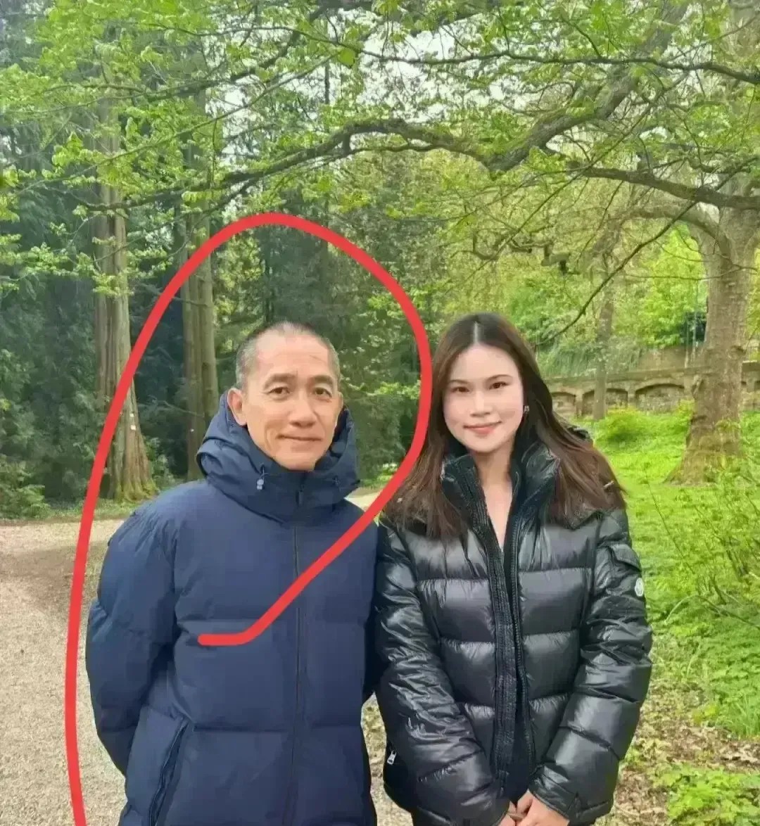 我的个妈呐！我在日本大阪街头碰到了谁？老了，真的老了，叫人看得都移不开眼啊！我都