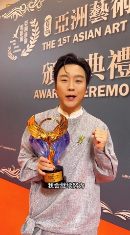 厉害了，李玉刚，
男扮女装，反串歌手，太有才了，头一次做电影导演，
就获得了首届