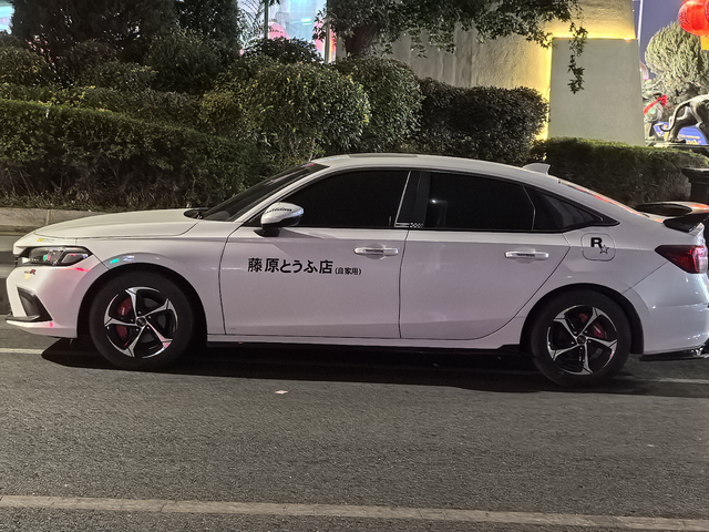 帮忙看下是思域还是型格
路上偶遇到的，当时觉得帅就拍下来了。没看是型格还是思域改