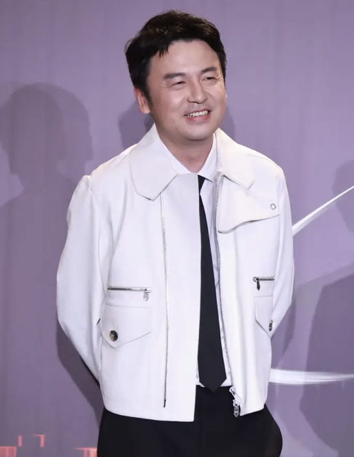雷佳音现身2025电影奇遇夜 鞍山籍演员的闪耀时刻