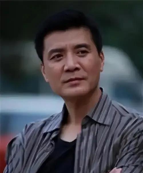62岁的刘之冰或许曾未料到，34岁的继女如今能绽放光彩，为他“争光”。继女在成长