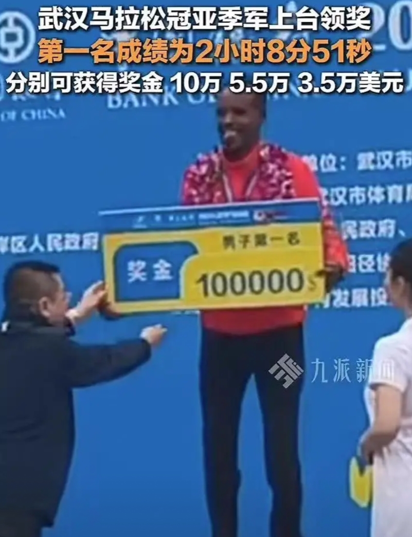 武汉马拉松冠亚季军都是黑人，冠军奖金高达10万美元。

那么他们是通过什么方式来
