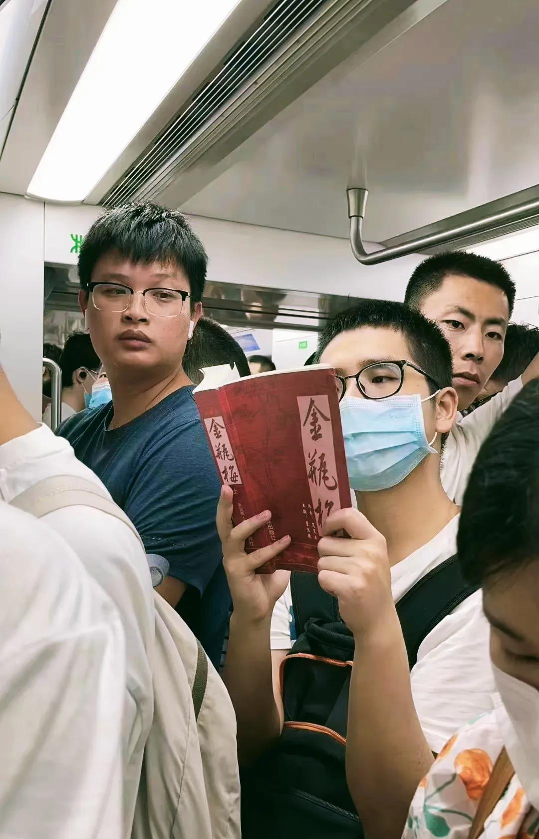 有一现象，中国文学今天对待海外汉语写作，总的来说，是优待的，或者说如同对待婴幼儿
