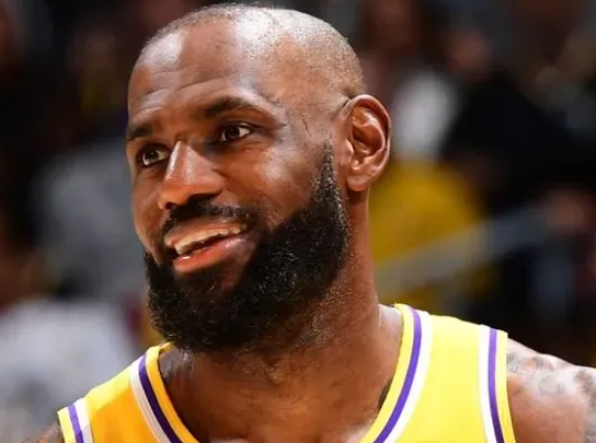 湖人球员勒布朗-詹姆斯接受媒体采访，谈及球队在第四节的表现詹姆斯表示：
“我们必