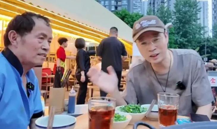 演员王迅戴着口罩搭讪一位环卫大爷，说要请他吃饭。大爷警惕地问："你是记者吧？"原