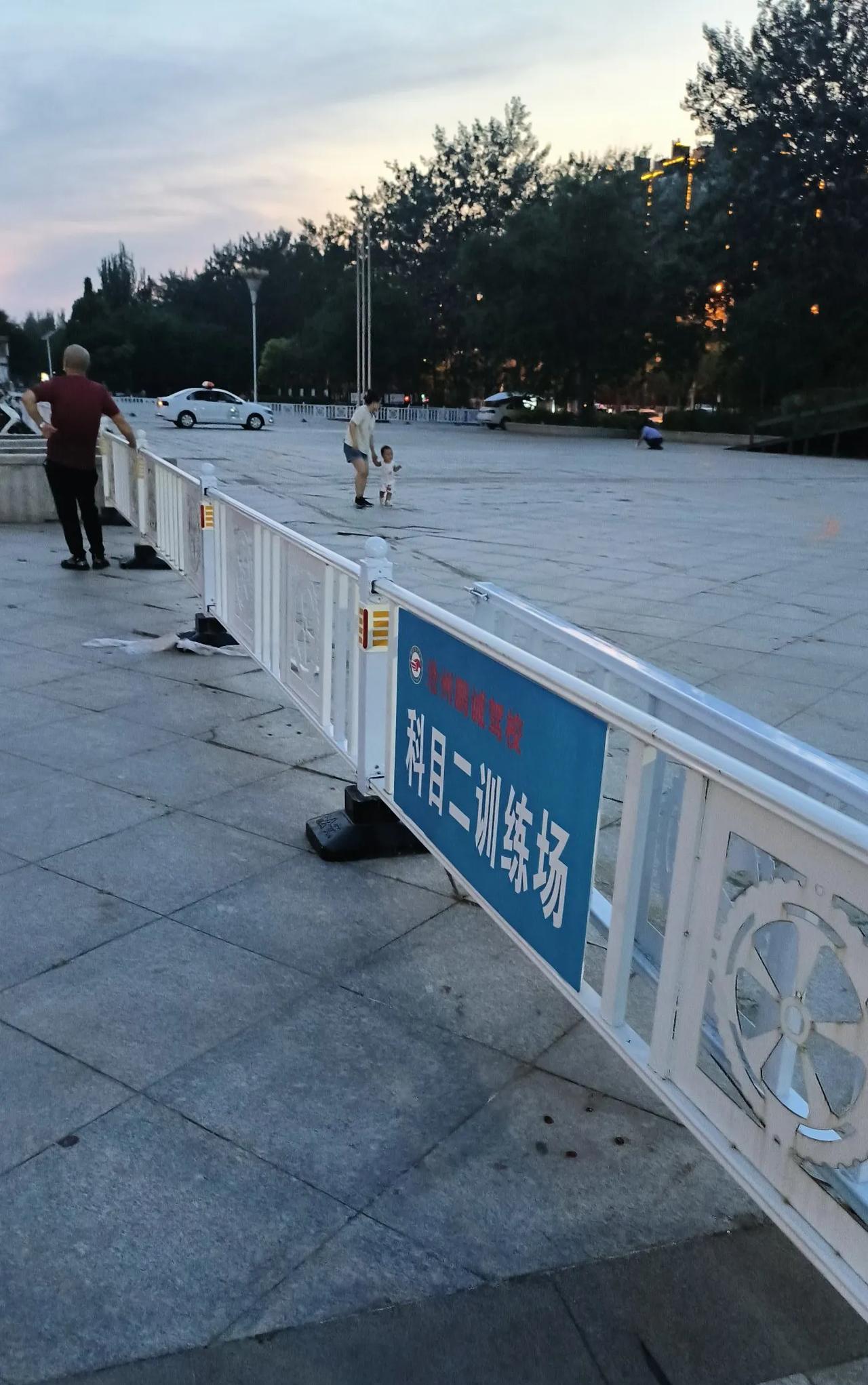 在热闹繁华的广场上，弄了2个科目二训练场，每天准时有学员在这里学习，教练一对一的