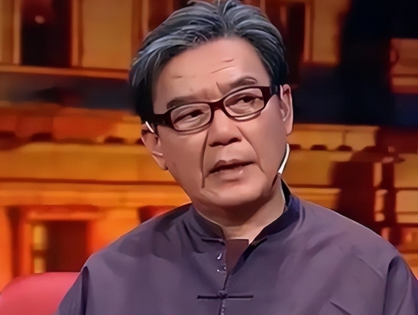 1990年，李立群从台湾回到大陆，找到了同父异母的大哥，见到大哥家一贫如洗，他拿