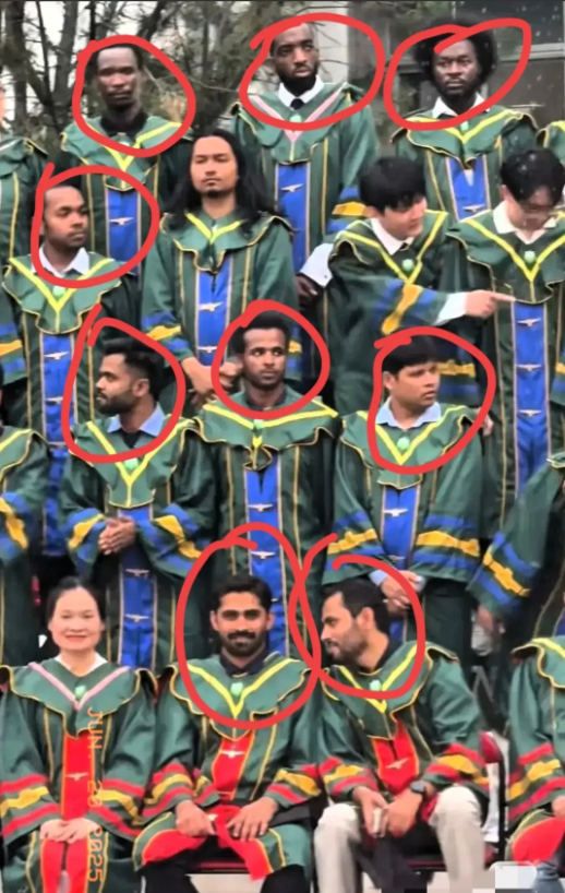 炸裂！！
北理工毕业典礼留学生刷屏，国内学生名额被挤爆？教育公平该何去何从？
北