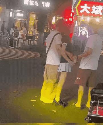 《混乱》
男女关系太混乱，
一女能跟两个男。
公共场合这样干，
…………？
拋砖