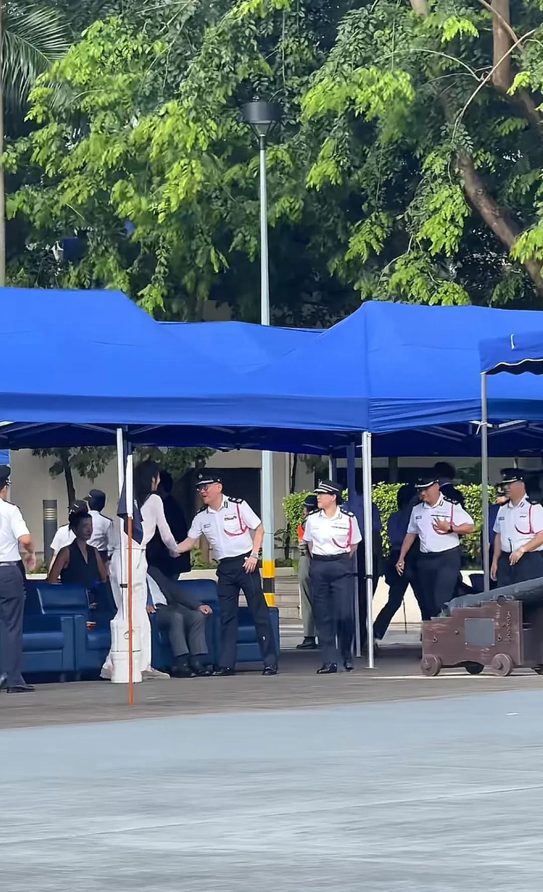 获得一个奥运冠军受益一生！
江旻憓出席香港警队的活动，在帐篷下坐着几个人，警队高