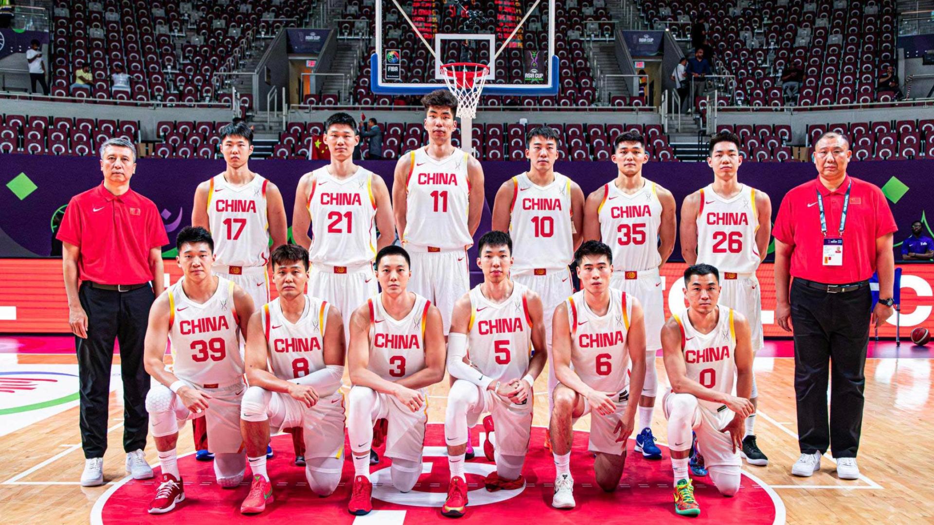 男篮13人抵达韩国！赵睿一脸愁容，胡明轩和曾凡博开心说笑