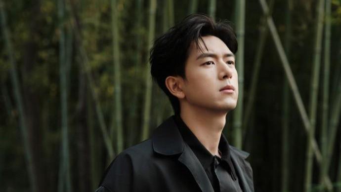 李现滕王阁游客照引热议，拍照路人竟是粉丝，直呼错过合影机会！