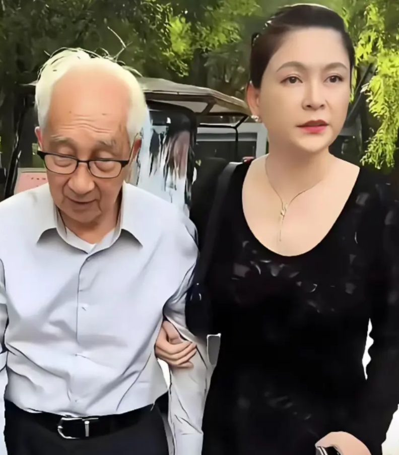 90岁画家靳尚谊，前妻去世后娶了47岁的老婆祁艳曾，这女人是明星，端庄大方有气质