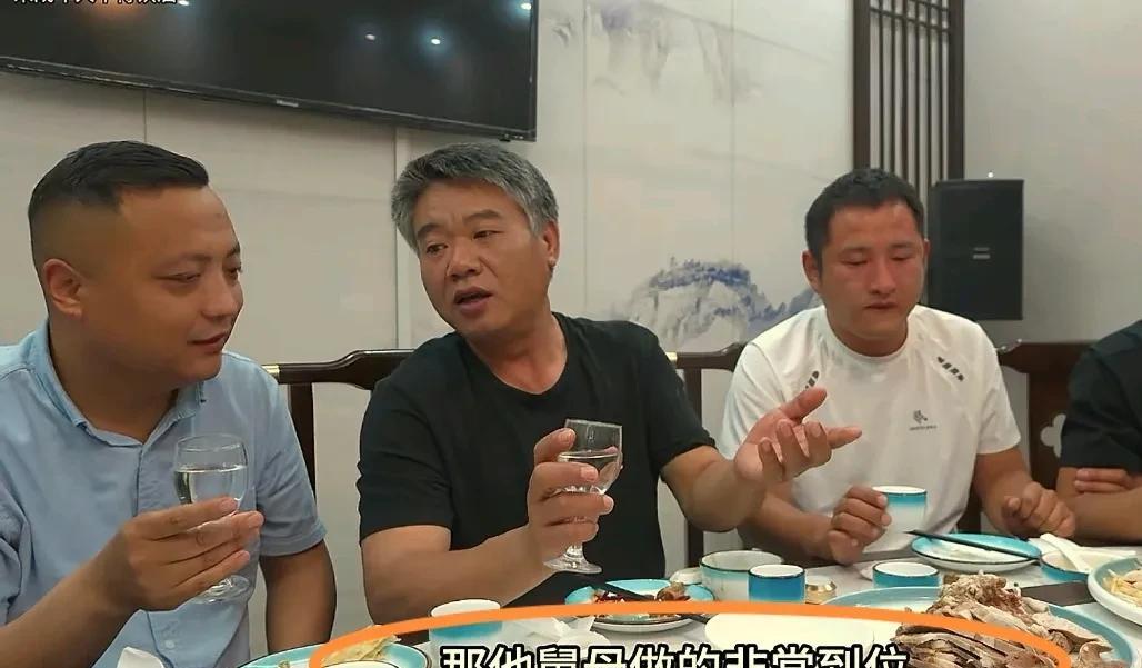 阿拉丁五姐夫吃饭必谢舅母，网友：道德绑架？



阿拉丁的五位姐姐夫，为人处世无