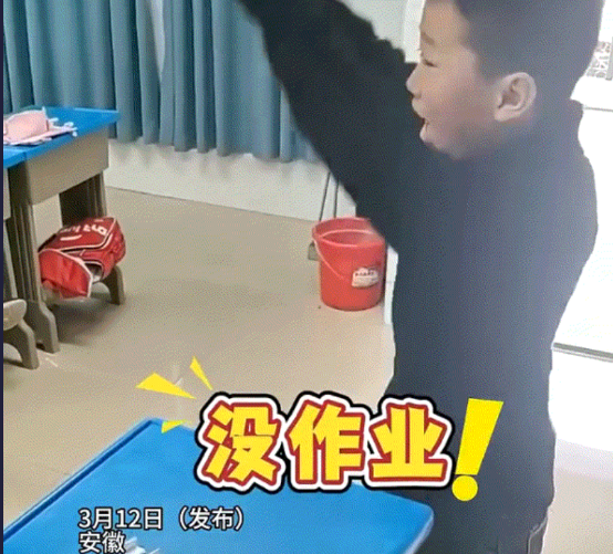 安徽一小学老师，在完成课堂上的学习任务后，为了活跃学生们的气氛，便和学生们玩了一