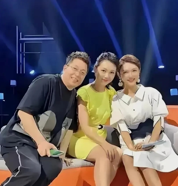 三位主持人，皆是后起之秀，都是目前比较热门的人物。而左边这位男主持人多才多艺，主