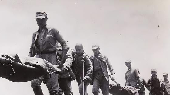 他掩护伤员撤退，忽见几名陌生人混入队伍，喝问口令对方支支吾吾