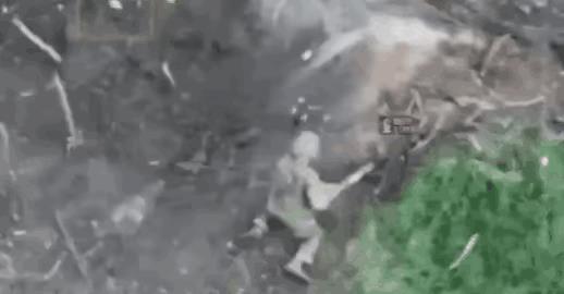 俄军士兵与无人机同归于尽！
一个士兵向乌军阵地匍匐前行，企图偷偷靠近乌军阵地发起