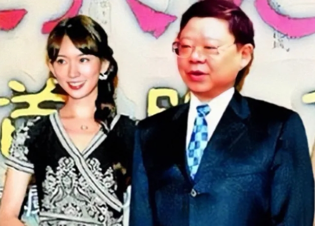 2007年，林志玲去重庆参加活动，文强知道后邀请她共进晚餐，林志玲不敢拒绝，说：