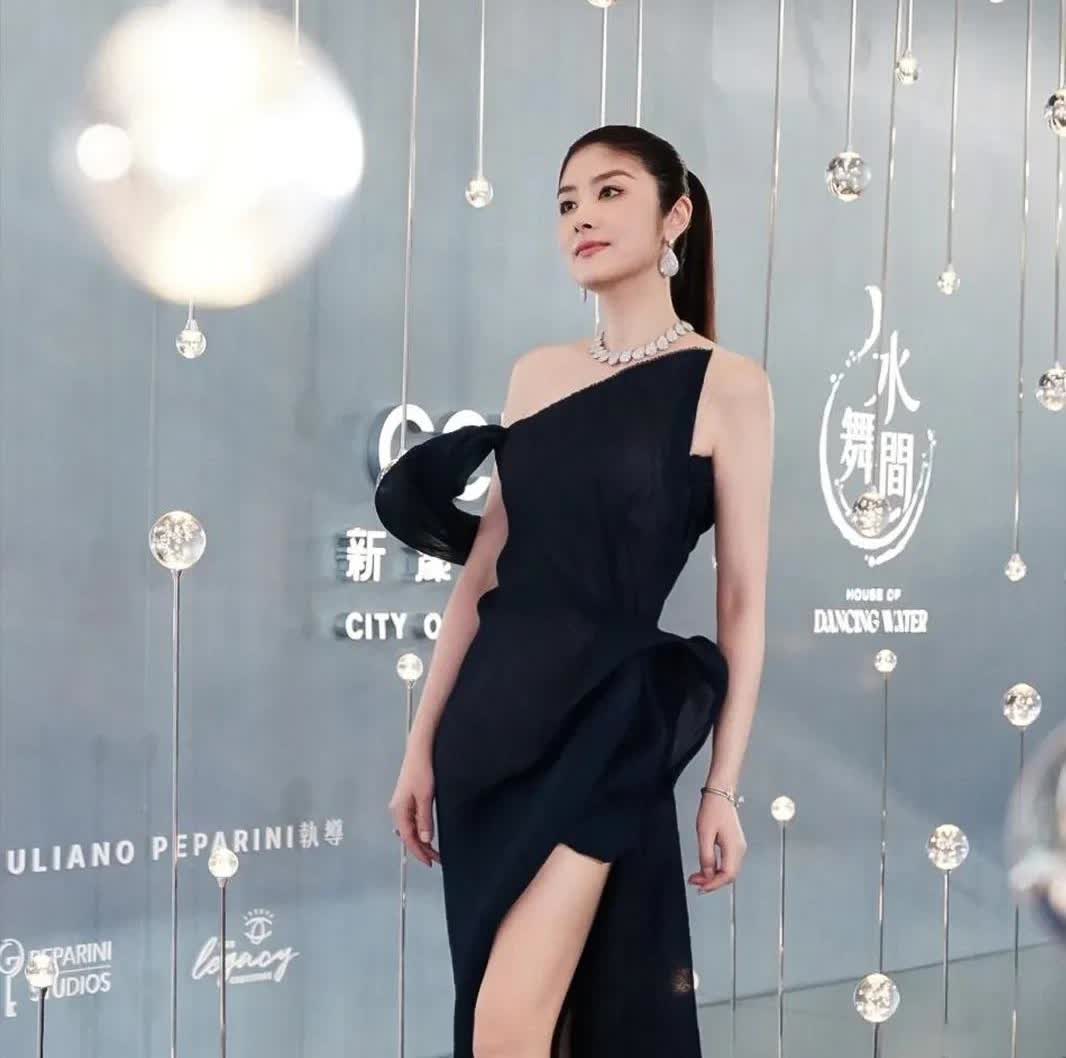 陈慧琳真是太搞笑了 

她7月份要开演唱会，记者问她，介不介意儿子带女朋友来