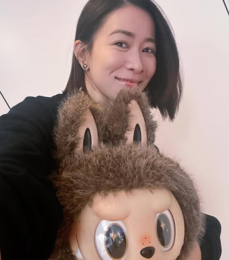  佘诗曼和特大的labubu
可可爱爱的 #佘诗曼#