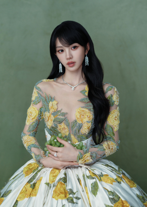 田曦薇的黄玫瑰公主裙，美的好像一副油画 ​​​