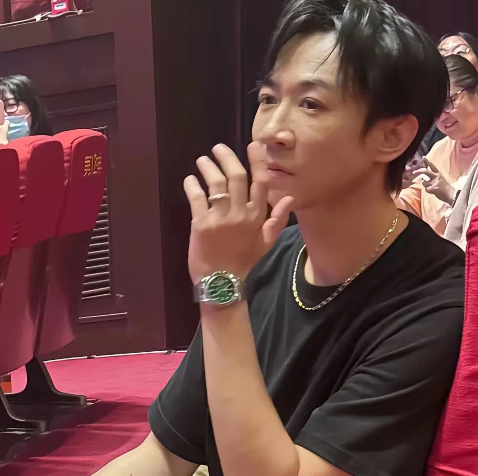 张维伊穿金戴银，为什么还是无法掩盖面相不善？

在这张照片中，他把金镯子、金