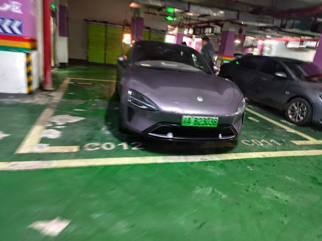 牛批克拉斯的车主
公司楼下，车位紧张，这是哪位尊贵的小米车主