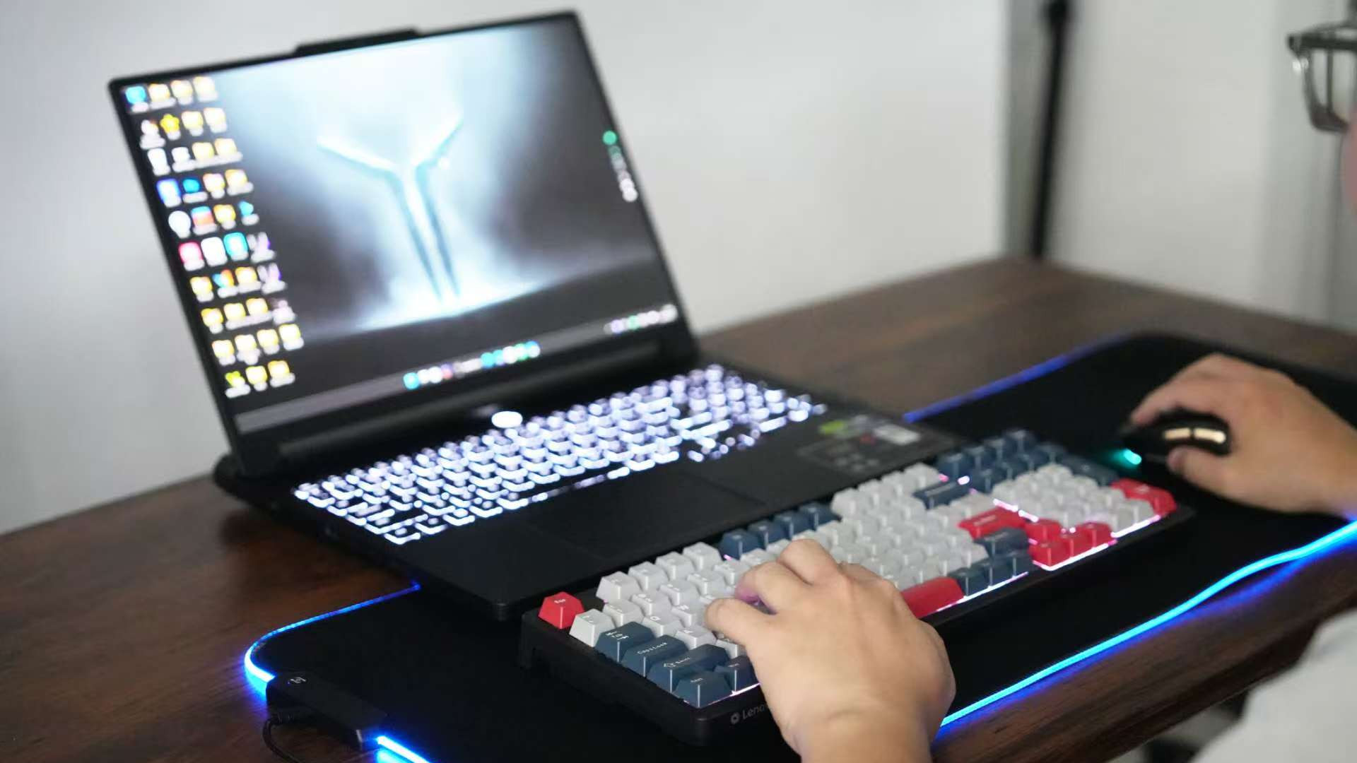 桌搭新潮流！联想极光方案带来全新光效联动，键鼠RGB或设备共舞
